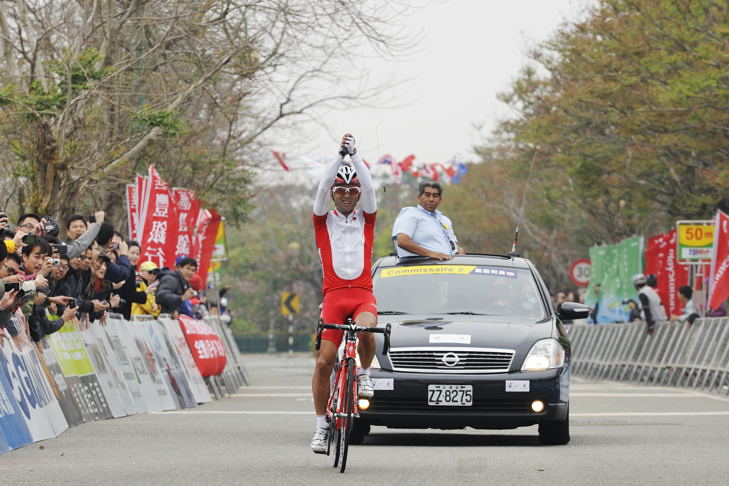 90kmを逃げ切ってステージ優勝を挙げた福島晋一(日本ナショナルチーム)