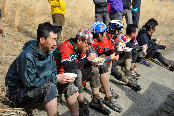 参加者はレースに観戦に食事と楽しんだ