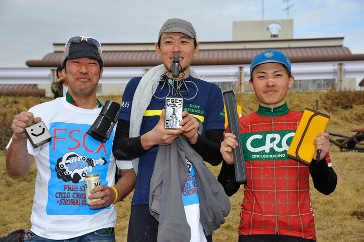 男子の表彰式 顔ベルとトロフィーを貰ってニッコリ