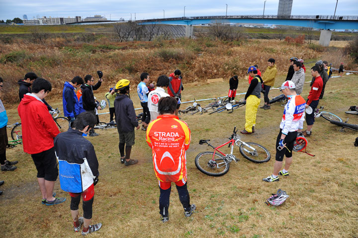 レース開始前に東日本大震災の被害者に黙祷が行われた