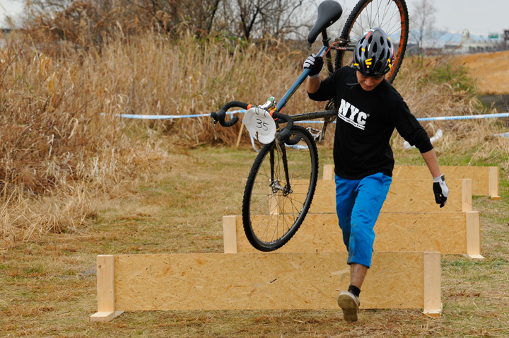 自転車を担いでシケインを超える！