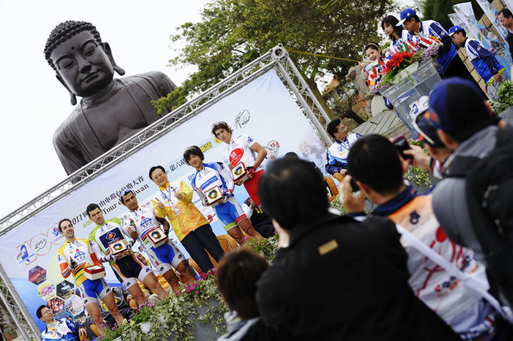 大仏が見守るスタート前、ジャージ着用選手が表彰される アジアリーダーの 鈴木真理(日本ナショナル)