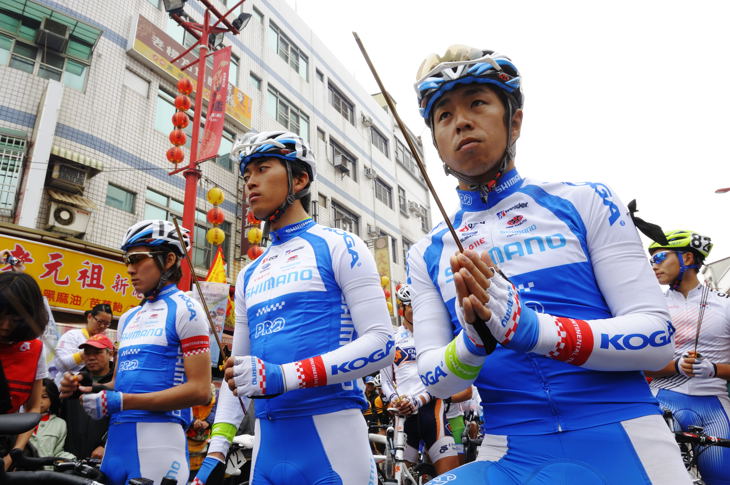 シマノレーシングの選手たちも台湾式にお祈り