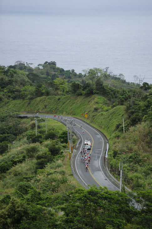 海沿いの道から山岳コースへと向かう選手たち