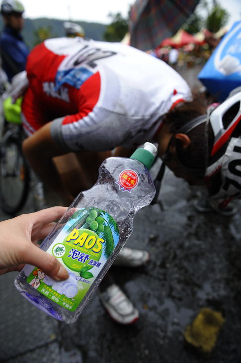 食器用洗剤を使って身体の汚れを落とす日本ナショナルチーム