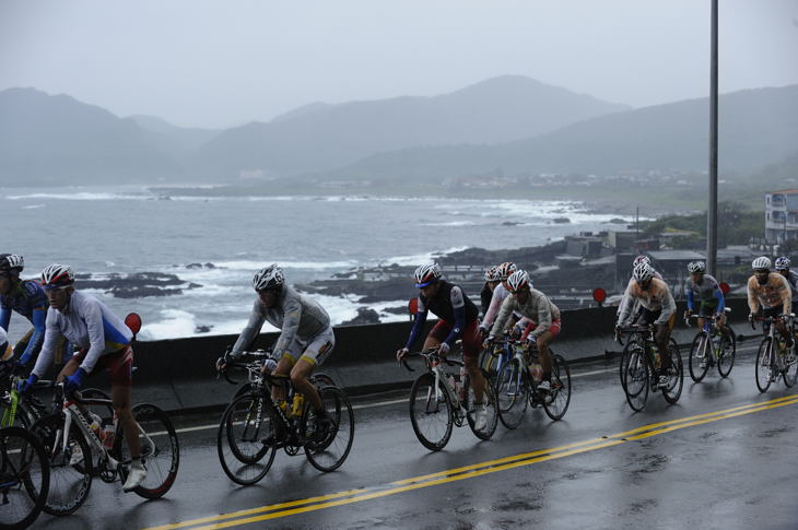 雨足が増した海沿いのコースを進む選手たち