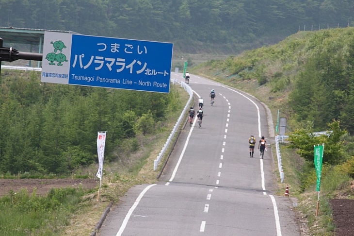 広々とした高原街道を行く