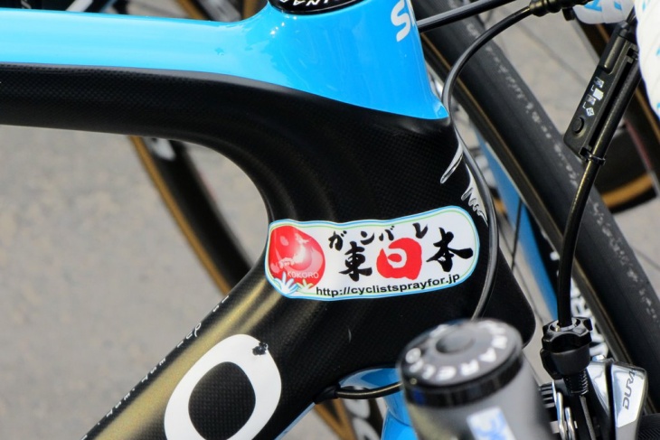 多くの選手がCyclists pray for Japanのステッカーを貼る