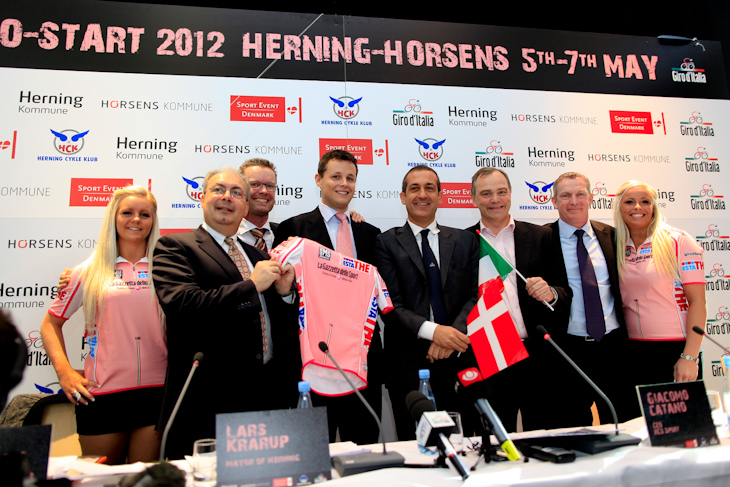 デンマーク開幕発表時の記者会見　左から2番目がアンジェロ・ゾメニャン氏、右から3番目がヤン・トロイボルグ市長