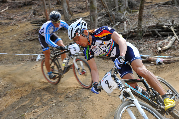 2周目から終始パックで走る斉藤亮(TEAM CORRATEC)と門田基志(TEAM GIANT)