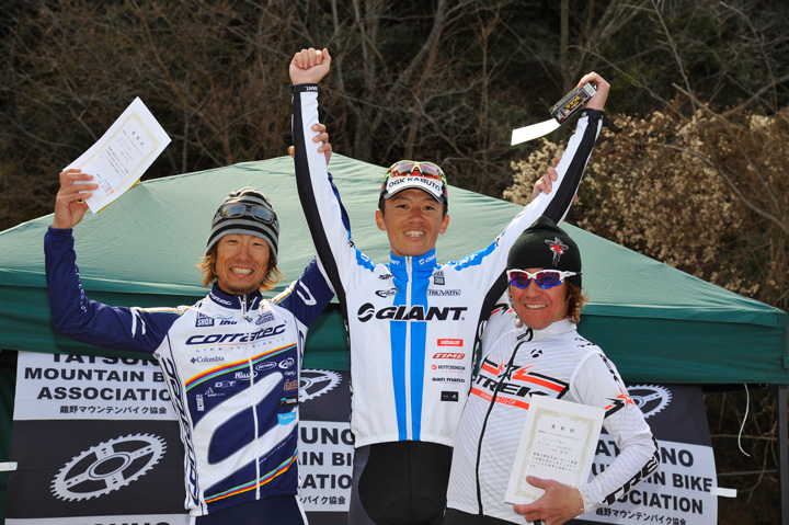 エリート男子表彰左から斉藤亮（TEAM CORRATEC）・門田基志（TEAM GIANT）・松本駿（TREK）