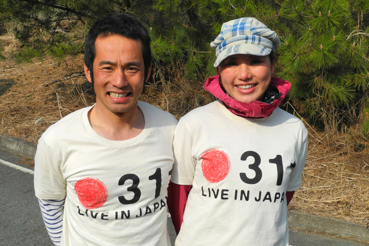 藤本弥之助(Fujimoto farm)夫妻はTシャツでのチャリティー販売