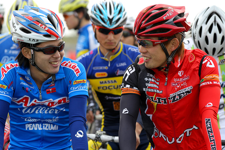 決勝スタート前の辻善光(宇都宮ブリッツェン)と伊藤雅和(愛三工業レーシングチーム)