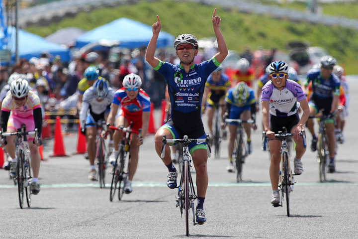 JCFエリート&U23 ゴール、高塚亮輔(CIERVO NARA PROCYCLINGTEAM)が優勝