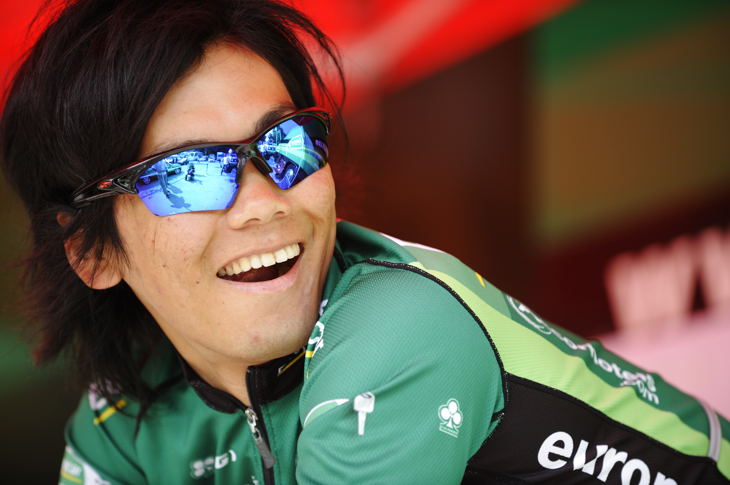 ウォームアップ中の新城幸也(ユーロップカー)