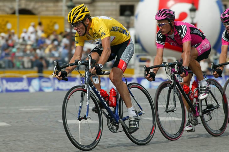 2003年ツール・ド・フランスの総合優勝を確実にし、シャンゼリゼを駆け抜けるランス・アームストロング