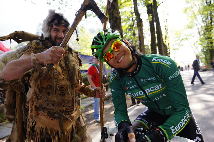 スタート前、原始人にヤラれる新城幸也(ユーロップカー)