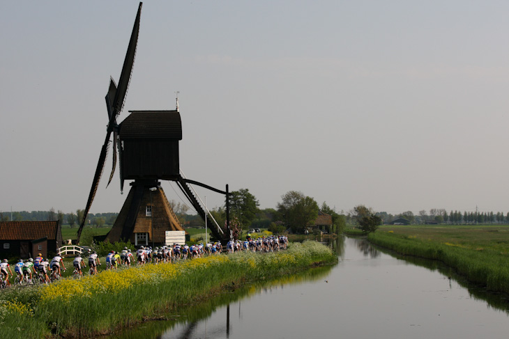 オランダならではの風車のある風景を駆け抜ける