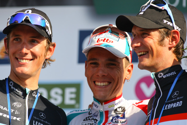 表彰台、左から3位アンディ・シュレク（ルクセンブルク、レオパード・トレック）、優勝フィリップ・ジルベール（ベルギー、オメガファーマ・ロット）、2位フランク・シュレク（ルクセンブルク、レオパード・トレック）