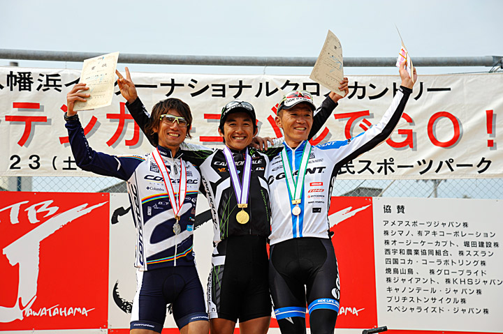 表彰 左から斉藤亮(チーム コラテック)・山本和弘(キャノンデールレーシングチーム)・門田基志(TEAM GIANT)