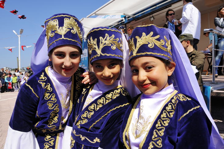 伝統衣装を身にまとうトルコの子どもたち Cyclowired