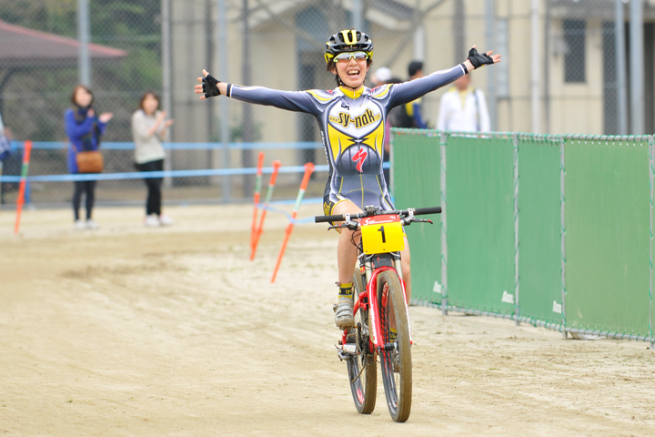 エリート女子優勝・中込由香里（SY-NakSPECIALIZE）