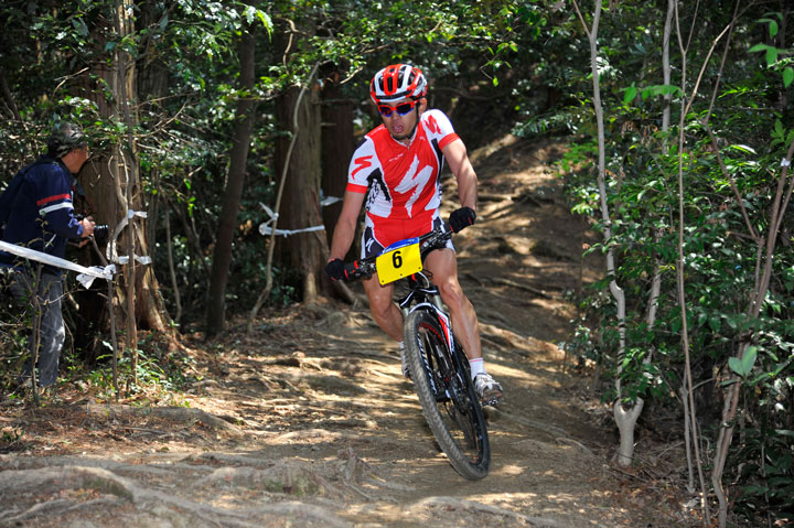 ゴジラの背を走る小野寺健(TEAM SPECIALIZED)