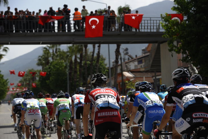 トルコの国旗はためくフェトヒイの街をスタートする選手たち