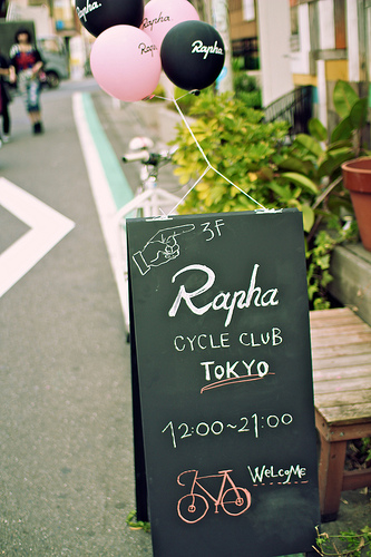 Rapha Cycle Club Tokyo 　入り口の黒板　店舗は3Fだ　