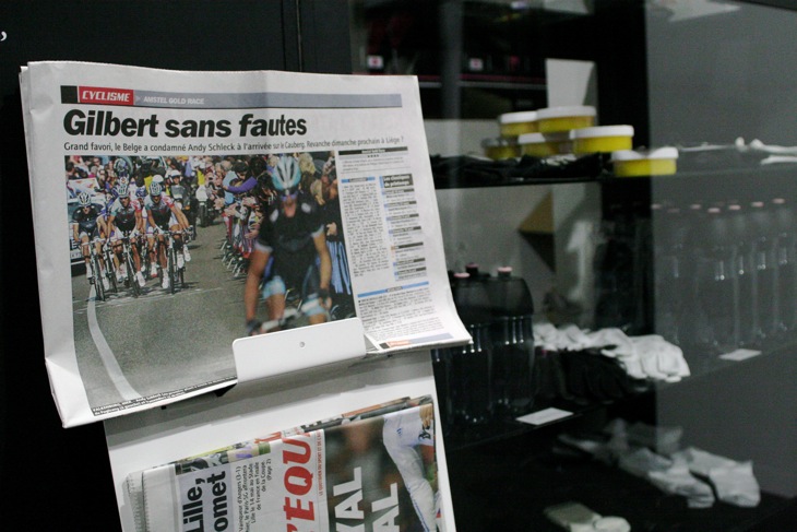 フランスのレキップ紙が飾られていた。ツール・ド・フランスの元となった新聞だ