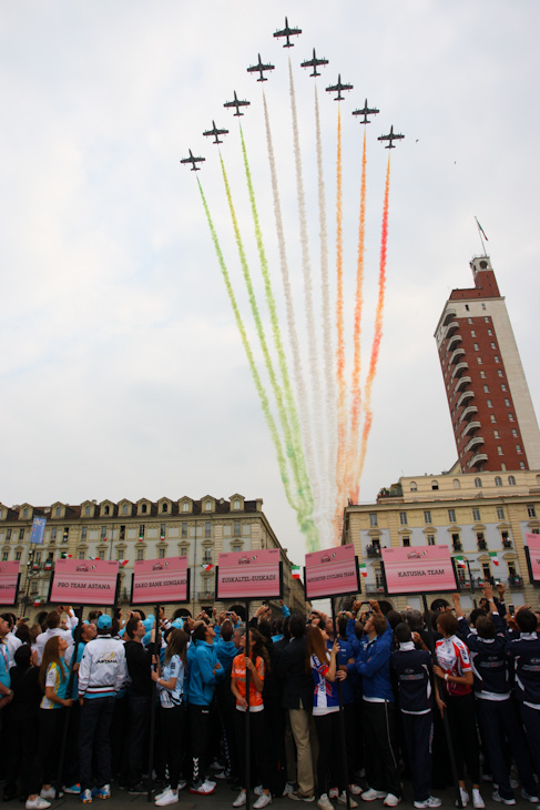 イタリア空軍のフレッチェ・トリコローリがイタリア国旗の3色を描く