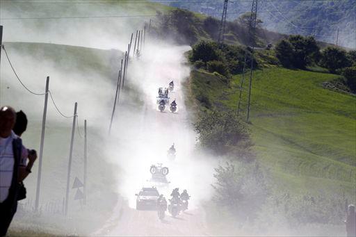 晴れの未舗装路区間にはクルマとバイク走行後の砂埃が著しい