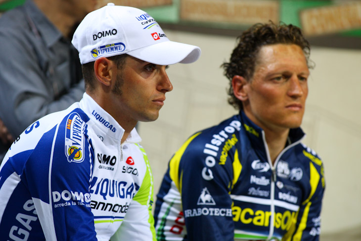 レース後の番組に出席するヴァレリオ・アニョーリ（イタリア、リクイガス・キャノンデール）とアルベルト・オンガラート（イタリア、ヴァカンソレイユ・DCM）
