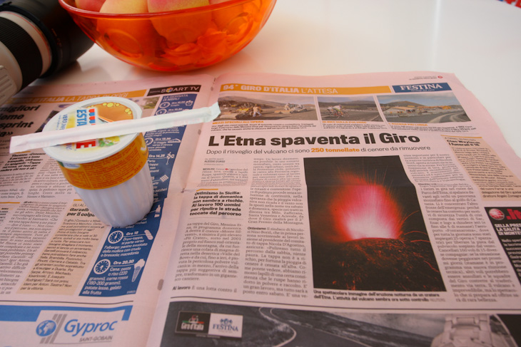 ガゼッタ紙はエトナ火山噴火の動向を伝える