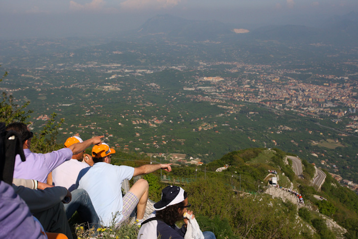 モンテヴェルジネ・ディ・メルコリアーノの頂上付近で選手を待つ