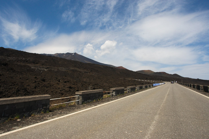 風が吹き付ける1級山岳エトナ火山