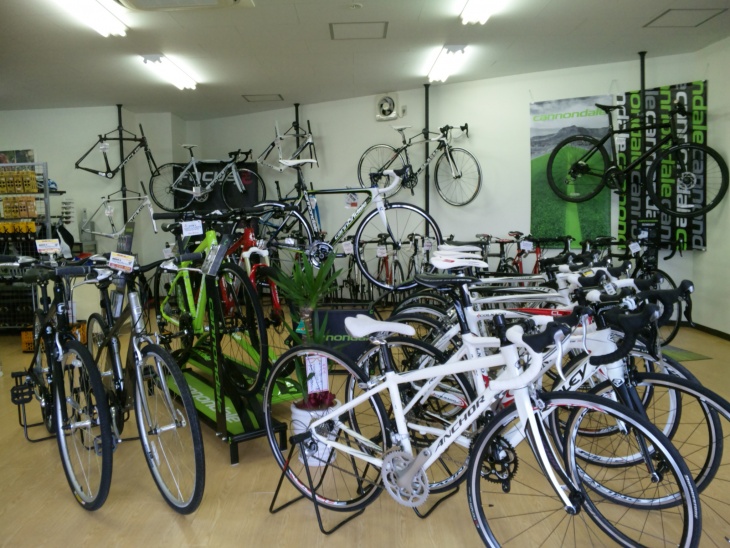 スポーツバイクとアクセサリー満載の店内