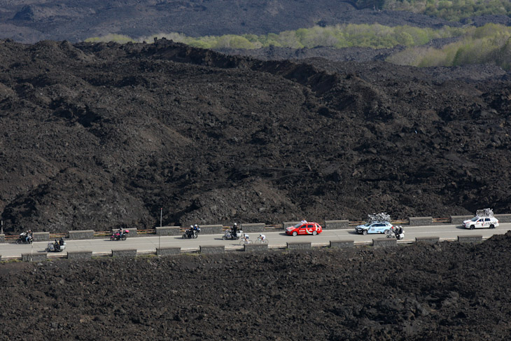 先頭でエトナ火山のゴールを目指すアルベルト・コンタドール（スペイン、サクソバンク・サンガード）とホセ・ルハノ（ベネズエラ、アンドローニ・ジョカトリ）