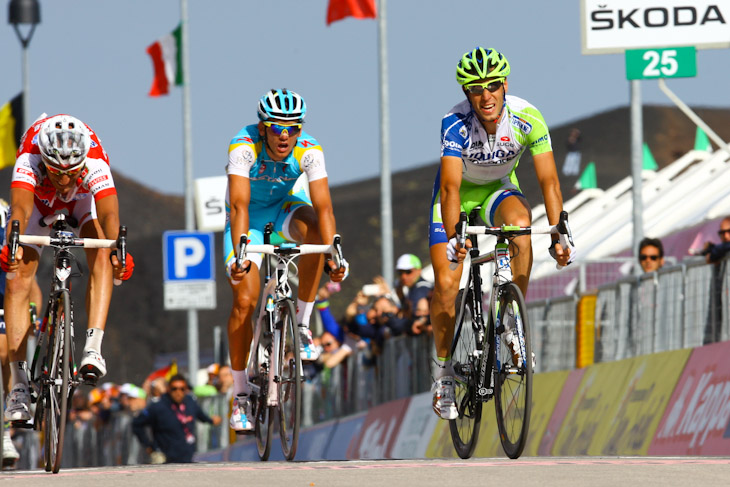 ステージ3位争いのスプリントを繰り広げるステファノ・ガルゼッリ（イタリア、アックア・エ・サポーネ）やヴィンチェンツォ・ニーバリ（イタリア、リクイガス・キャノンデール）