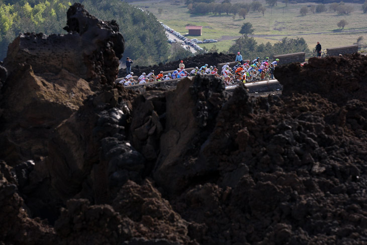 黒い溶岩に覆われたエトナ火山を登る