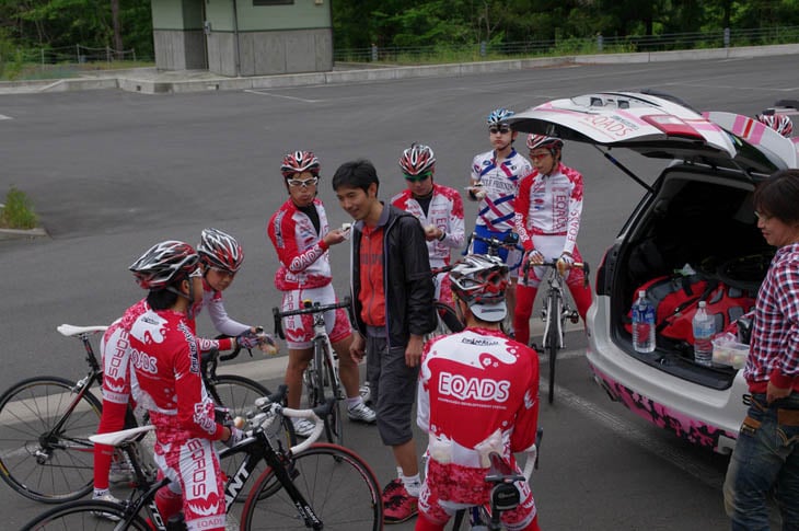 下久保ダム前の公園でひと休み。まだこの後やってくる上りのことを知らず、皆にこやかだ