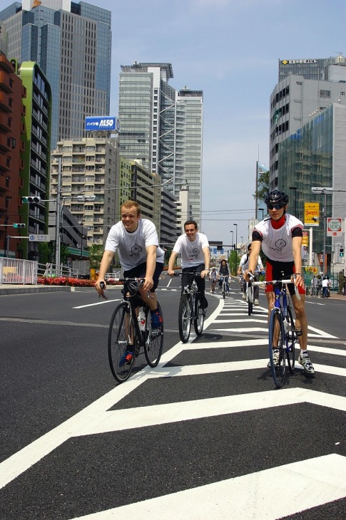 東京都の道路交通規則に則った走りを心がけよう（写真は走行イメージ）