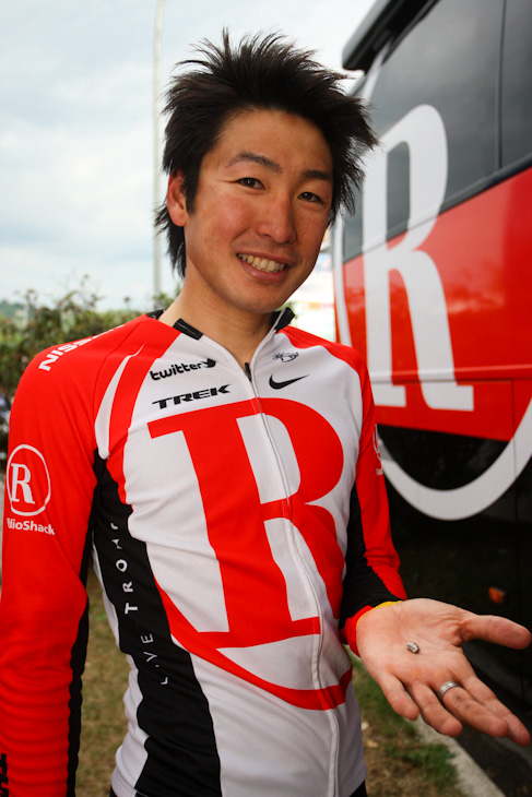 レース中に外れた歯の詰め物を見せる別府史之(日本、レディオシャック)