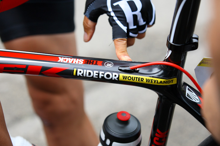 別府史之(日本、レディオシャック)のバイクにも「I RIDE FOR WOUTER WEYLANDT」のステッカーが