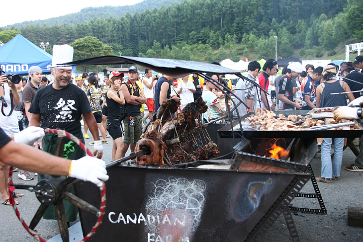アフターレースには豚の丸焼きが登場!お祭りムード満点