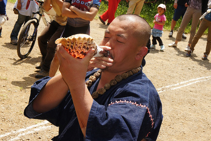 ハンサム判治さんの法螺貝の合図で日本選手権がスタート!