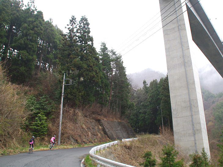 10度オーバーの斜度が続く和美峠最大の激坂区間、上信越自動車道の高架下付近
