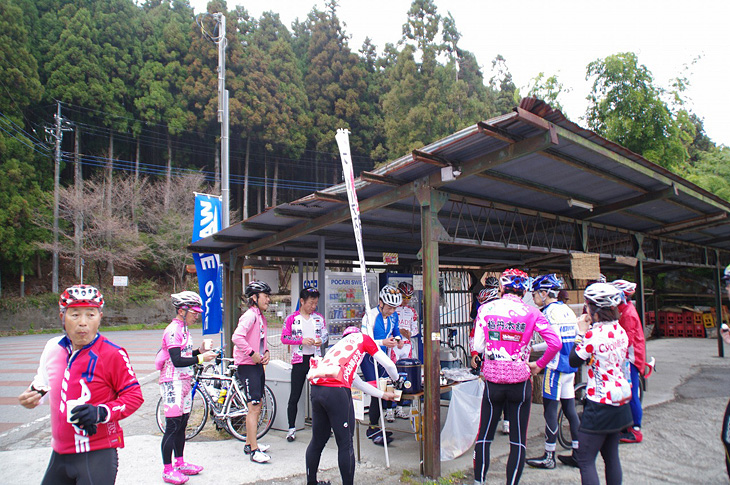 定峰峠上の第１チェックポイントで休憩中の1組。おにぎりやお菓子などが食べられる