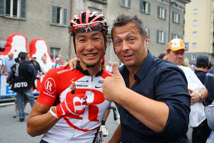 別府史之(日本、レディオシャック)と歌手のパオロ・ベッリ氏