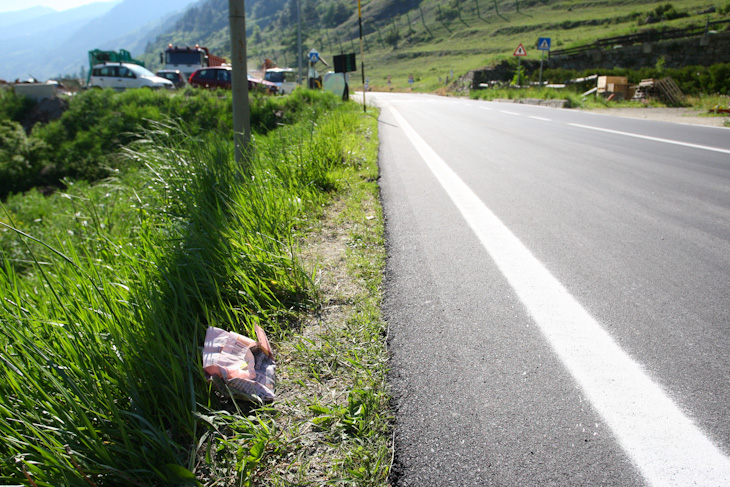 フィネストレ峠を下り切った地点に、選手がお腹に詰め込んでいたであろうガゼッタ紙が捨てられていた